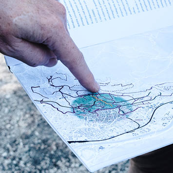 mano che indica una mappa su un deplian