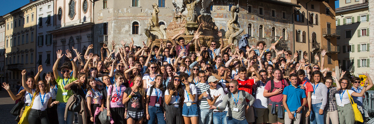 ragazze e ragazze davanti alla Fontana del Nettuno in Piazza Duomo